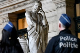 Politiebewaking in het justitiepaleis bij het assisenproces van de aanslag op het Joods Museum van Brussel