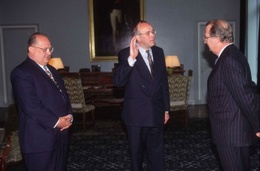 Juni 1995: eedaflegging bij Koning Albert van Charles Picqué als Minister-President van de Executieve van het Brussels Gewest, in aanwezigheid van Jean-Luc Dehaene.