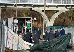 "Stop maxi-prison Haren now": activisten blokkeren de werf van de gevangenis in Haren aan Keelbeek op 11 februari 2019