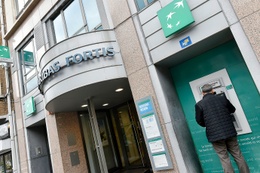 Bankkantoor met bancontactautomaat van BNP Paribas Fortis in Brussel