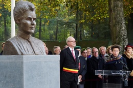 Prinses Astrid woont, in 2015, in aanwezigheid van Prinses Anne van Groot-Brittannië, de inhuldiging bij van een borstbeeld van Edith Cavell naar aanleiding van de 100ste verjaardag van haar dood