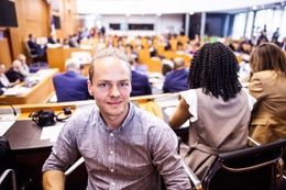 Pepijn Kennis (Agora) bij de eedaflegging van de nieuwe Brusselse parlementsleden op 11 juni 2019