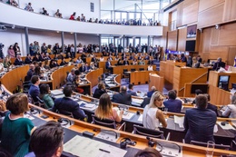 Pierre Kompany (CDh) tijdelijk voorzitter van het Brussels Parlement bij de eedaflegging op 11 juni 2019