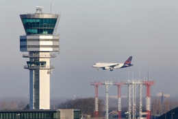 De luchtverkeerstoren van Skeyes, het vroegere Belgocontrol, en een vliegtuig van Brussels Airlines