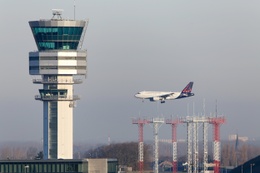 De luchtverkeerstoren van Skeyes, het vroegere Belgocontrol, en een vliegtuig van Brussels Airlines