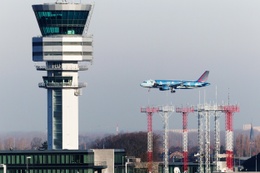 De luchtverkeerstoren van Skeyes, het vroegere Belgocontrol, en een vliegtuig van Brussels Airlines