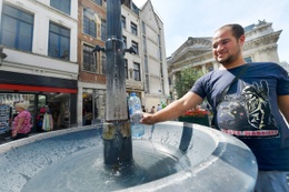 Hittegolf in Brussel warm weer drinkfontein drinkwater verkoeling afkoeling