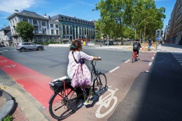 Op het fietspad op de Kleine Ring met een elektrische fiets