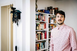 Schrijver/journalist Maarten Goethals voor zijn privé-bibliotheek