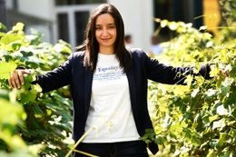 Rajae Maouane (Ecolo) op de persconferentie waarop ze als kandidaat co-voorzitter naar voren wordt geschoven