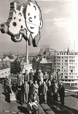 Edgar P Jacobs, tekenaar van de stripreeks Blake & Mortimerhier, hier achter Raymond Leblanc (centraal vooraan), op het dak van uitgeverij Lombard aan de  Paul-Henri Spaaklaan De lichtreclame van Kuifje en Bobbie werd ingehuldigd in 1958