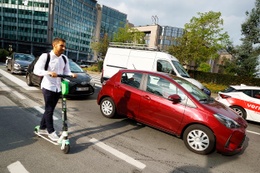 Mobiliteit in Brussel: deelstep en auto's delen de openbare weg