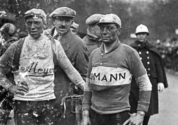 Heroïsch beeld uit de oude doos de wielerwedstrijd Parijs-Brussel in 1932