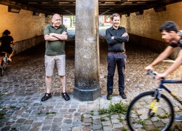 Steph Feremans (links), voorzitter van Laca en coördinator gemeenschapscentrum Elzenhof, en Rik Fobelets