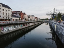 Het kanaal, gezien vanaf de brug aan de Vlaamsepoort, met graffiti en perverse muurschilderiing, geïnspireerd door de clair-obscur-schilder Caravaggio uit de Barokperiode