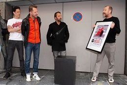 20 mei 2019: Kurt Overbergh van Ancienne Belgique (AB) en de leden van dEUS krijgen een eresteen in de Steenstraat voor het jubileumconcert van hun album "The Ideal Crash"