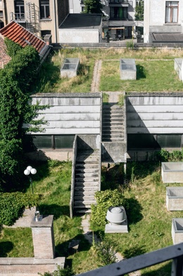 Het VGC-gebouw in de kloktorenstraat naast Gemeenschapscentrum Maalbeek, vlakbij het Schumanplein, staat al 25 jaar leeg. De stporthal van het gemeenschapscentrum is via trapjes verbonden met de tuin van het leegstaande gebouw