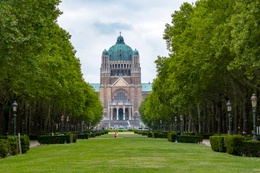 De Nationale Basiliek van het Heilig Hart in het Elisabethpark in Koekelberg