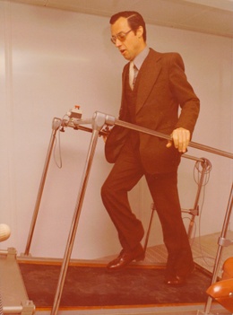 Professor Marcel Hebbelinck in het Labo Inspanningsfysiologie tijdens de inhuldiging van het HILOK-gebouw in april 1978