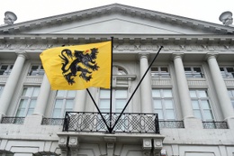 Vlaamse vlag op het Martelarenplein tijdens de onderhandelingen voor de vorming van de Vlaamse Regering eind september 2019