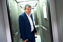  Bart Somers (Open VLD) in de lift van het Vlaams Parlement