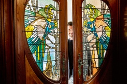 Gregory Van Aelbrouck bij de glas-in-lood-ramen in zijn woning van architect Fritz Seeldrayers uit 1900