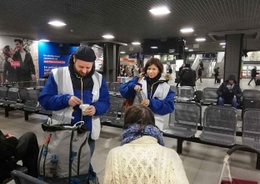 Uit het activiteitenverslag van DoucheFLUX van 2018: vrijwilligers helpen daklozen in het Zuidstation