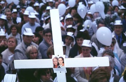 De witte mars voor verdwenen kinderen trekt door Brussel op 20 oktober 1996: Dutroux-slachtoffers Julie en Melissa.