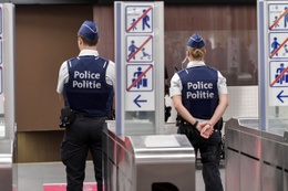 Politiebewaking bij metrohalte Simonis