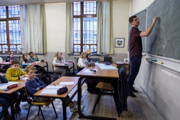Een leraar voor zijn klas in de middelbare school van het Sint-Jan Berchmanscollege