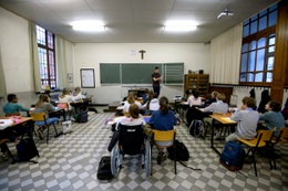 Een leraar voor zijn klas in de middelbare school van het Sint-Jan Berchmanscollege secundair onderwijs leerlingen kruisbeeld katholiek jezuïten