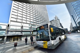 Een bus van de Vlaamse openbaar vervoersmaatschappij De Lijn aan het Rogierplein