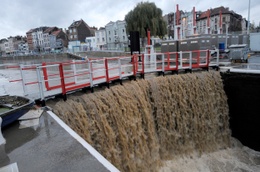 November 2010: wateroverlast in Brussel. De sluis van Molenbeek aan de Ninoofsepoort kan het vele water nauwelijks tegenhouden