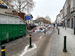 Zaterdag 23 november 2019: onopgehaalde vuilniszakken op en langs het fietspad aan de Poincarélaan, Anderlechtsepoort, door acties van Net Brussel