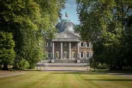 Het Koninklijk Paleis in Laken valt rechtstreeks onder de Regie der Gebouwen