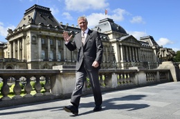 Koning Filip voor het Koninklijk Paleis aan het Warandepark
