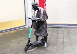 Madame Chapeau, op de hoek van de Zuidstraat en de Mussenstraat, met een deelstep van Dott