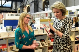 Koningin Mathilde in gesprek met Adeline Dieudonné op de 50ste editie van de Foire du Livre de Bruxelles in februari 2019