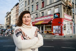 Sonia Gonzalez voor haar Spaanse specialiteitenwinkel in de Zuidwijk