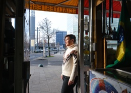 Sonia Gonzalez voor haar Spaanse specialiteitenwinkel in de Zuidwijk
