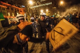 Politie gebruikt matrak tijdens de manifestatie van klimaatactivisten op 27 januari aan zakenclub Cercle de Lorraine
