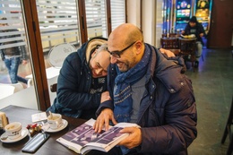 Fotoboek père Filip van de Anneessensbuurt: Berjimo en Ali halen herinneringen op in café Limousine