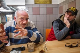 Thuislozen Michel en Serge Foyer Bodegem, centrum voor daklozenopvang in de Anneessenswijk, moet de deuren sluiten omdat het CAW de geldkraan dichtdraait