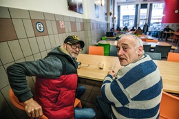 Thuislozen Michel en Serge Foyer Bodegem. Het centrum voor daklozenopvang in de Anneessenswijk, moet de deuren sluiten omdat het CAW de geldkraan dichtdraait