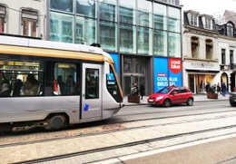 Een tram passeert op de Louizalaan de toekomstige nieuwe vestiging van Coolblue, vooral bekend als webshop