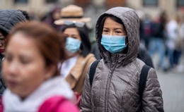 Mensen dragen mondmaskers uit vrees voor besmettingmet het coronavirus (Covid-19) in Brussel