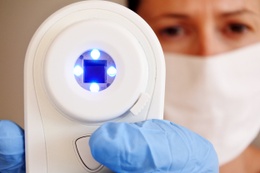 Koorts is een van de belangrijkste symptomen van besmetting met het coronavirus (covid-19)