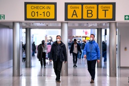 Passagiers met mondmaskers op Brussels Airport, als bescherming tegen het coronavirus (covid-19)