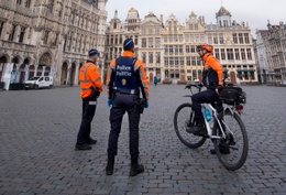 Door de lockdown om het coronavirus in te dijken is de Grote Markt leeg en verlaten. Enkel de politie is aanwezig