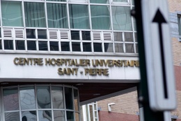Brusselse ziekenhuizen, zoals het Sint-Pietersziekenhuis, bereiden zich voor op het pieken van het coronavirus.  De ziekte covid-19 wordt veroorzaakt door het virus SARS-CoV-2